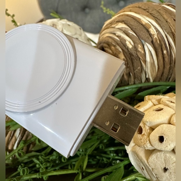 Smart Watch Charger. Very small and convenient! I LOVE mine🥰🥰 - Picture 3 of 5
